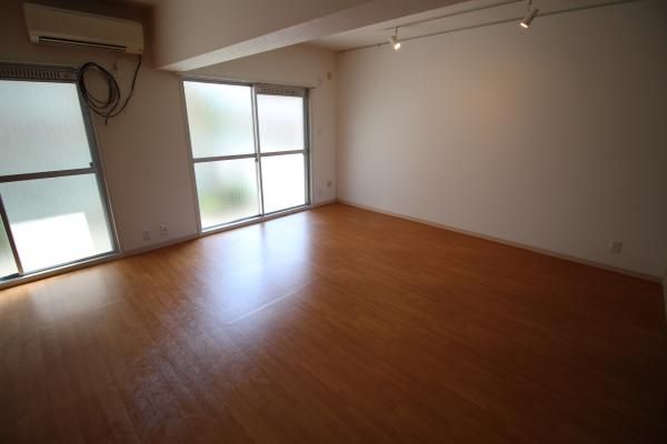 �y�����E���r���O�z�@